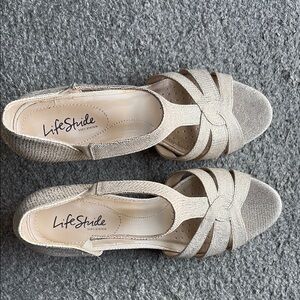 Life Stride Women's Cream Sandals